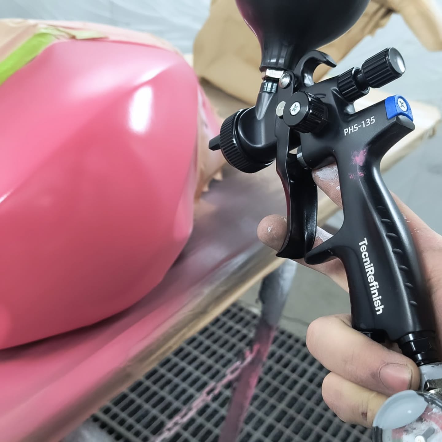 Aplicación de pintura con pistola aerográfica