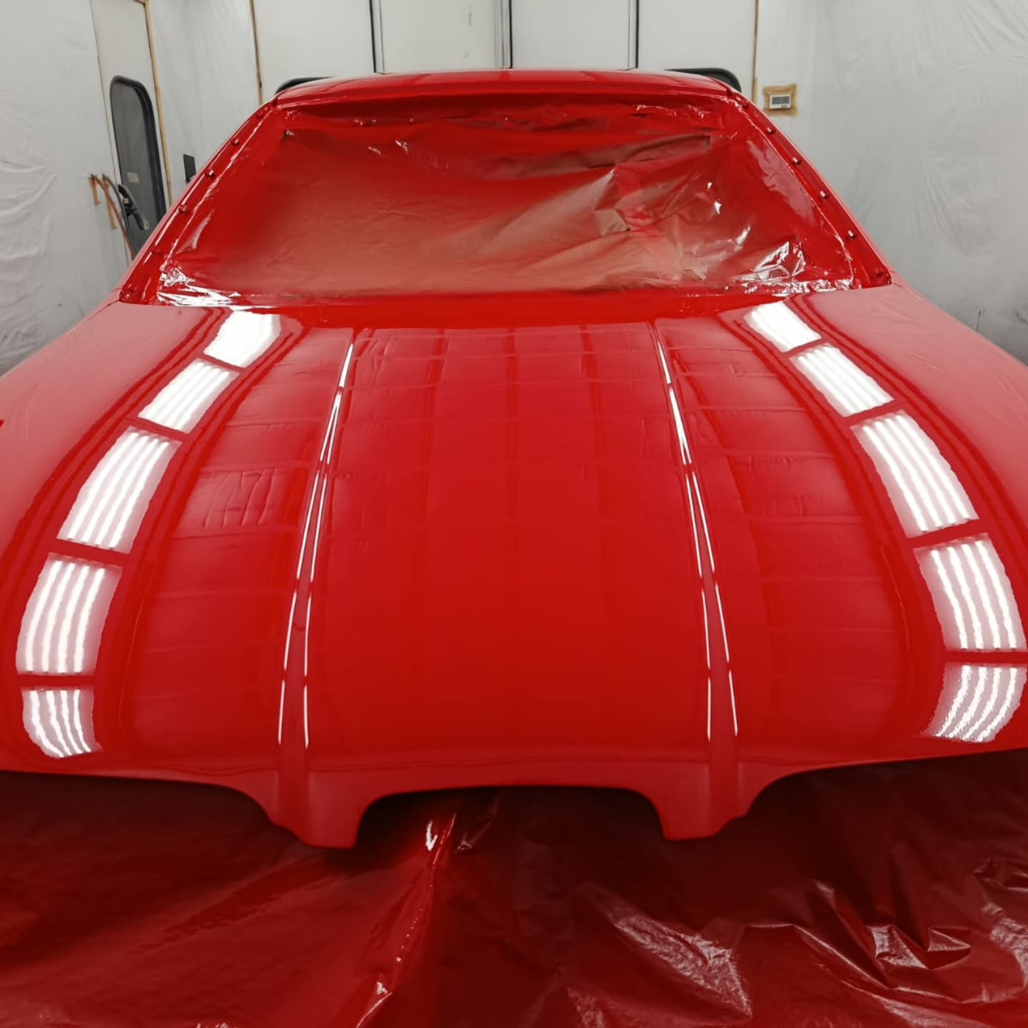 Acabado rojo brillante en vehículo de carrocería